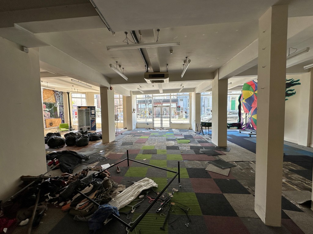 Lot: 57 - COMMERCIAL UNIT WITH LONG LEASE - Retail floor area